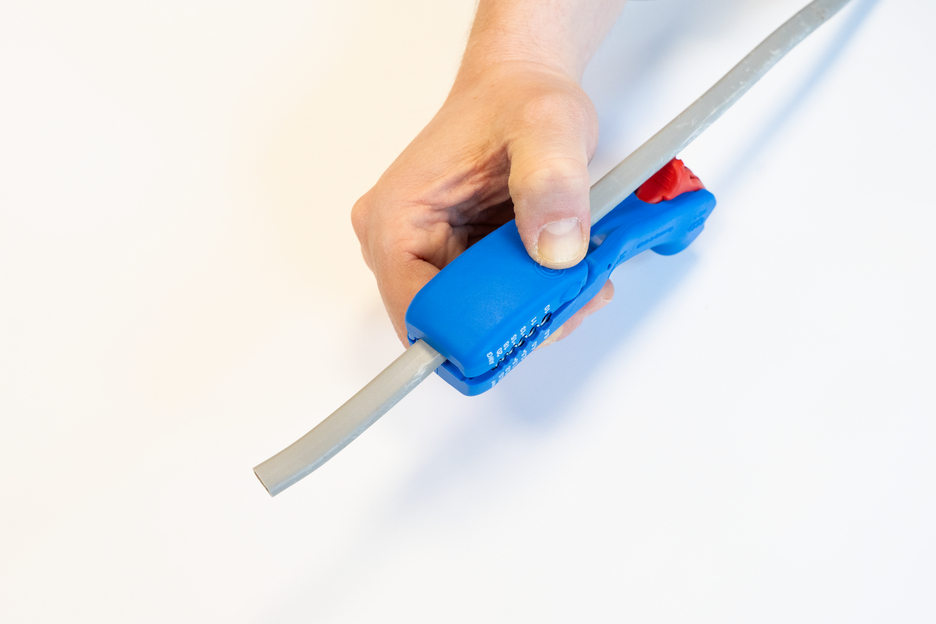 4in1 Flat and Round Cable Stripper | for all standard flat cables up to 18 mm wide and all standard round cables with a diameter of 6–13 mm