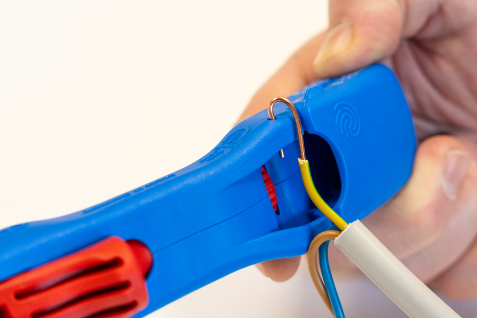 4in1 Flat and Round Cable Stripper | for all standard flat cables up to 18 mm wide and all standard round cables with a diameter of 6–13 mm