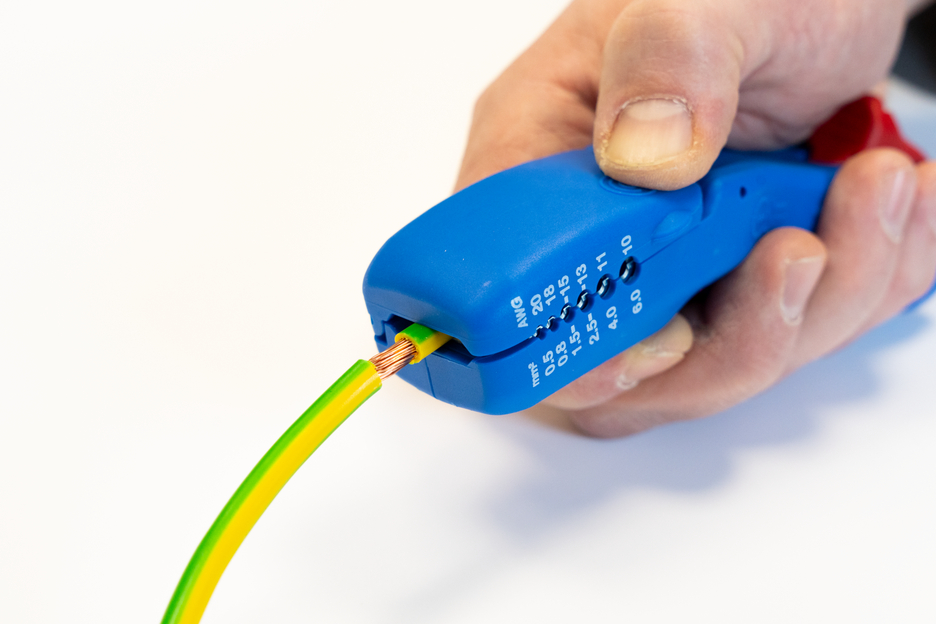 4in1 Flat and Round Cable Stripper | for all standard flat cables up to 18 mm wide and all standard round cables with a diameter of 6–13 mm