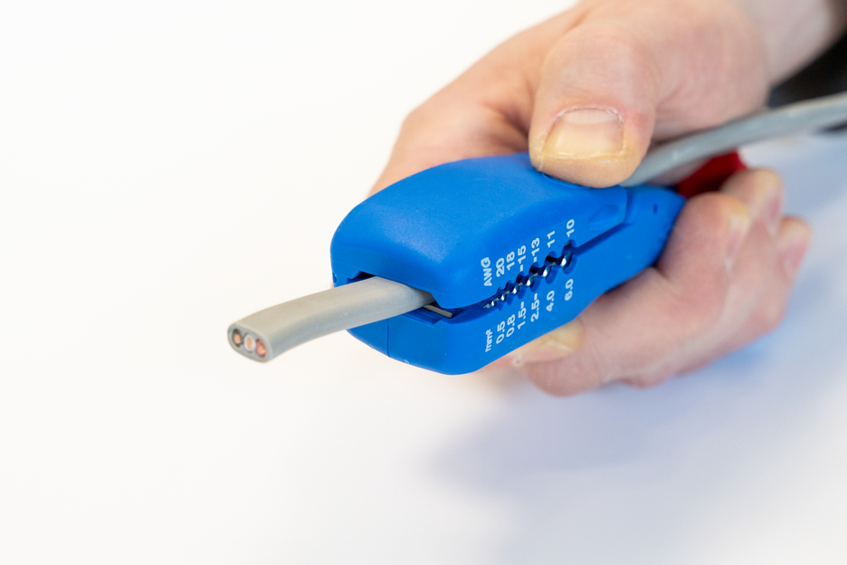 4in1 Flat and Round Cable Stripper | for all standard flat cables up to 18 mm wide and all standard round cables with a diameter of 6–13 mm