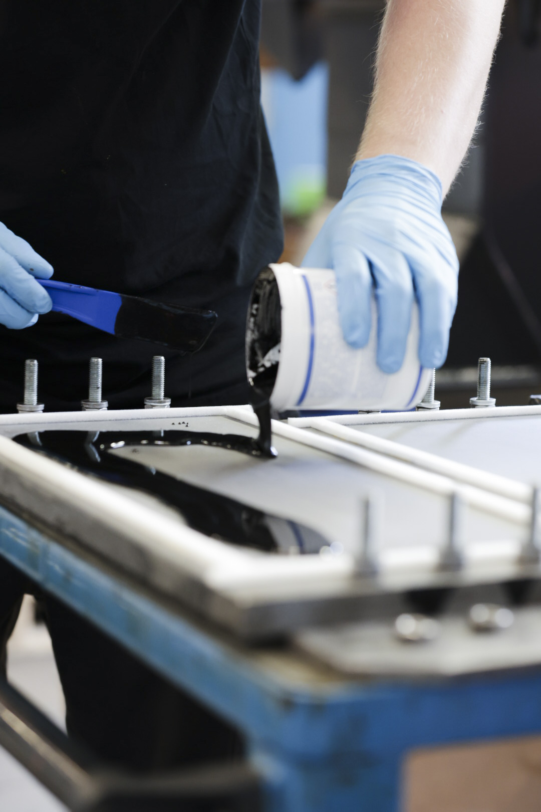 WEICON WR | steel-filled liquid epoxy resin system for casting and gap compensation