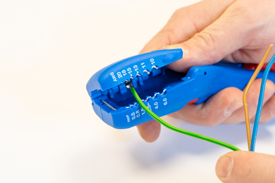 4in1 Flat and Round Cable Stripper | for all standard flat cables up to 18 mm wide and all standard round cables with a diameter of 6–13 mm