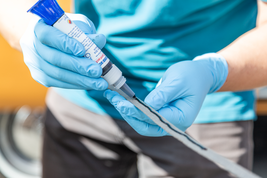 Contact VA 250 Black Cyanoacrylate Adhesive | instant adhesive with high viscosity, rubber-filled