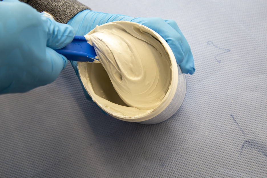 WEICON UW | mineral-filled epoxy resin system for repairs and moulding on wet surfaces