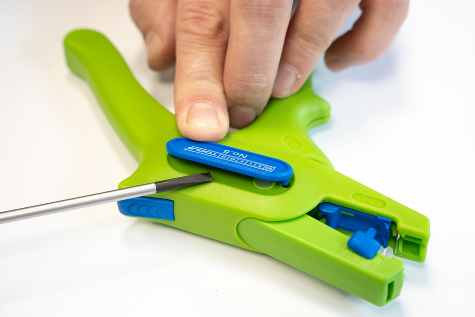 Wire Stripper No. 5 Green Line LED Set
 | Stripping tools made from up to 97% renewable raw materials, 2-piece set incl. wire stripper and LED Work Light