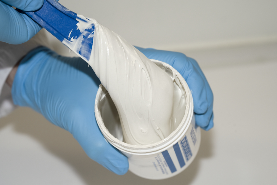 WEICON UW | mineral-filled epoxy resin system for repairs and moulding on wet surfaces