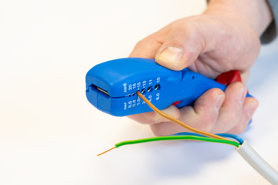 4in1 Flat and Round Cable Stripper | for all standard flat cables up to 18 mm wide and all standard round cables with a diameter of 6–13 mm