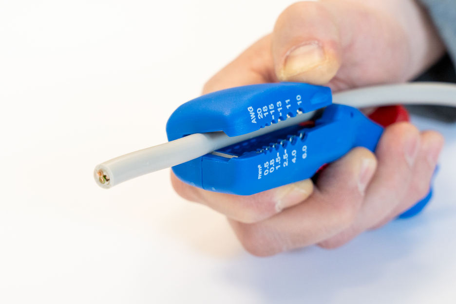 4in1 Flat and Round Cable Stripper | for all standard flat cables up to 18 mm wide and all standard round cables with a diameter of 6–13 mm