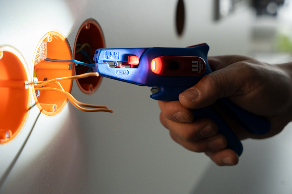 LED Work Light | Three brightness settings ensure excellent visibility and safe work in dark environments
