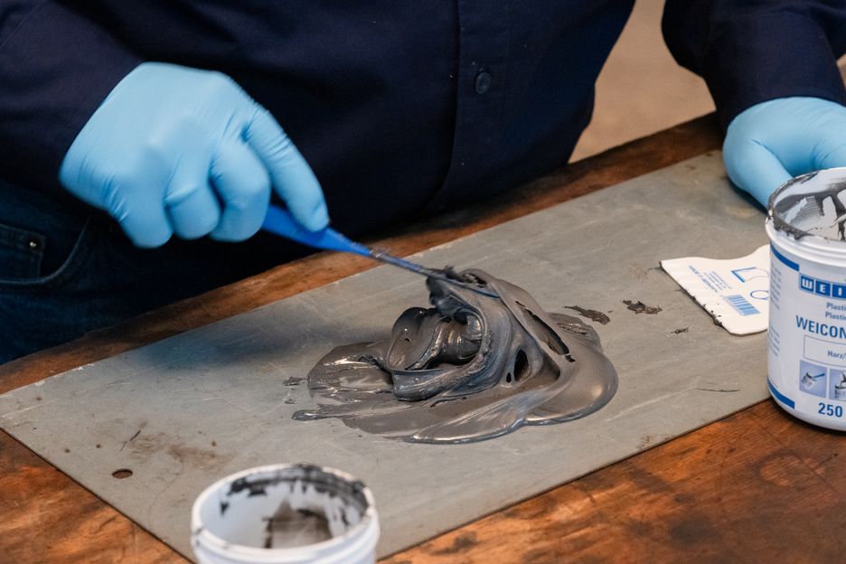 WEICON HB 300 | high-temperature-resistant epoxy resin system for repairs and moulding