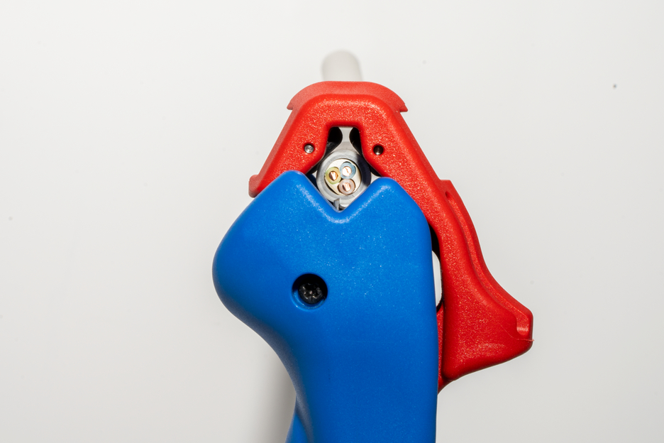 4in1 Flat and Round Cable Stripper | for all standard flat cables up to 18 mm wide and all standard round cables with a diameter of 6–13 mm